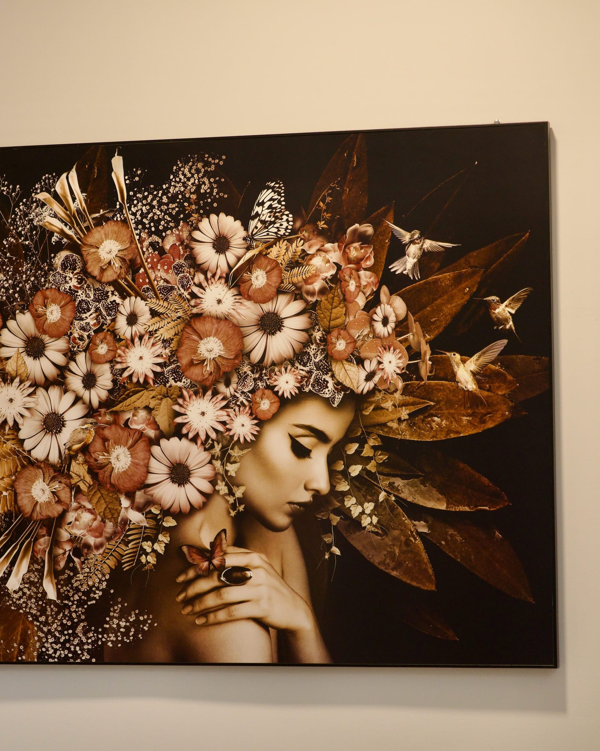 Blumenporträt in Braun- und Goldtönen an der Wand des Salons