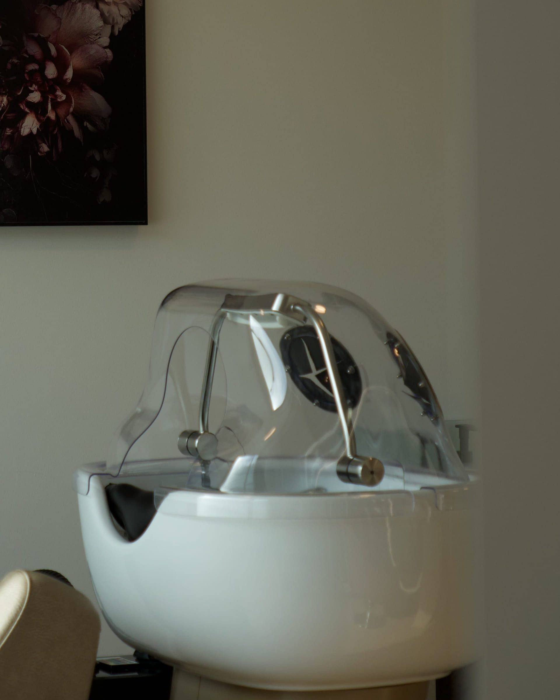 Transparente Head-Spa-Haube über der Waschschale